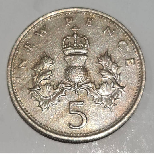 Großbritannien 5 New Pence 1977 Kupfer-Nickel-Münze Badge of Scotland