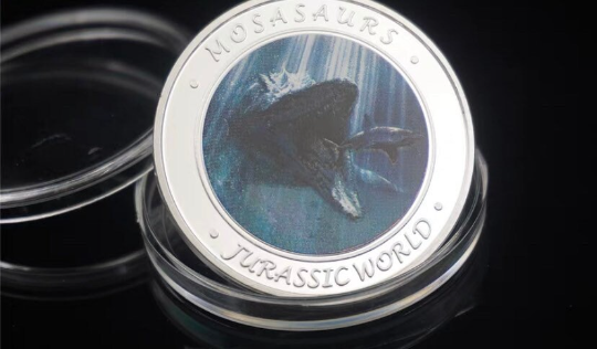 Pièce porte-bonheur – Mosasaurus jurassique – Pièce cadeau artisanale colorée dans une capsule de protection en plastique plaqué argent #LAN18