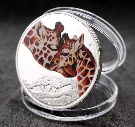 Pièce porte-bonheur - Girafe bébé et maman - Pièce cadeau artisanale colorée dans une capsule de protection en plastique plaqué argent