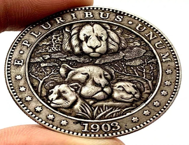 Hobo Coin -Famille Lion dans une capsule de protection en plastique gravée en cuivre