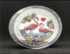 Pièce porte-bonheur - Flamingo Love - Pièce cadeau artisanale colorée dans une capsule de protection en plastique plaqué argent