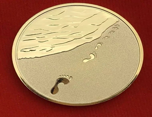 Pièce porte-bonheur - Empreinte de pied sur la plage, pièce cadeau artisanale colorée plaquée argent