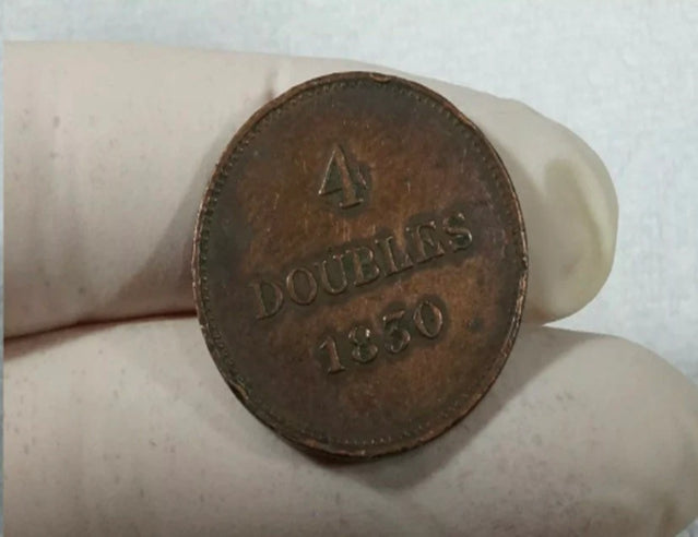 Pièce de 4 doubles de Guernesey de 1830 en circulation